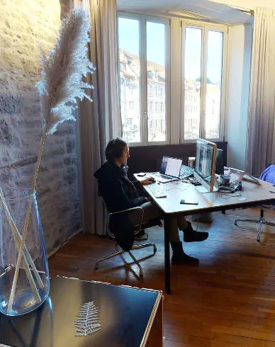 Graphiste freelance à son bureau