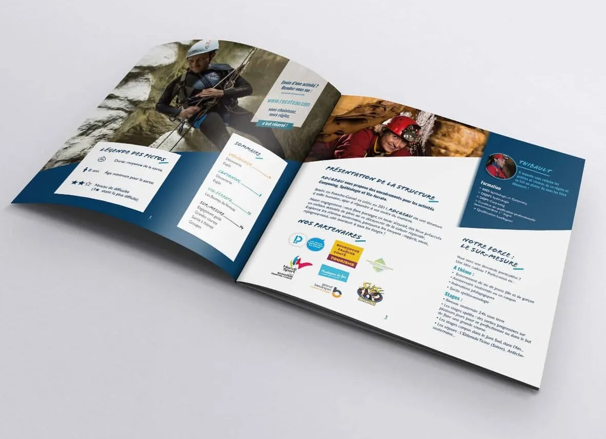 Catalogue ouvert sur une double page mise en page, prêt pour l’impression