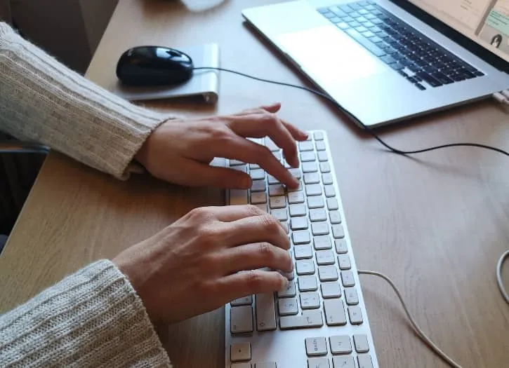 Une graphiste sur son ordinateur portable