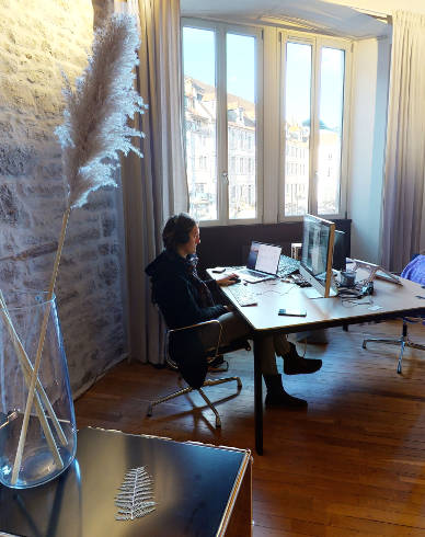 Cécilia, graphiste freelance et ses idées Graphiste freelance à son bureau